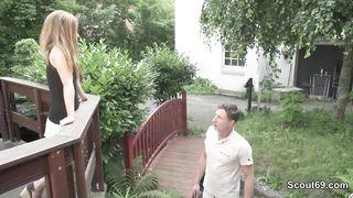 Heiße Nummer auf dem Deck mit kraftvollen Stößen